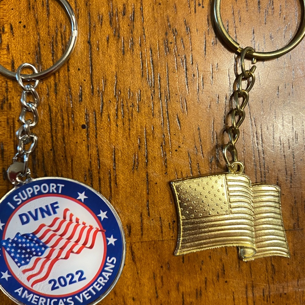5 keychains, 3 disabled veterans, 1 American flag, 1 Purple Heart foundation - Picture 3 of 8